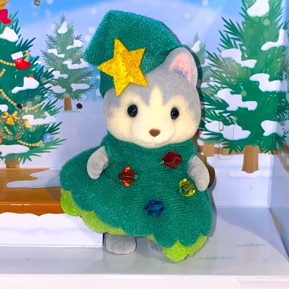 Calico critters Husky Sister Christmas Tree from the Happy Christmas Friends set - Picture 1 of 6
